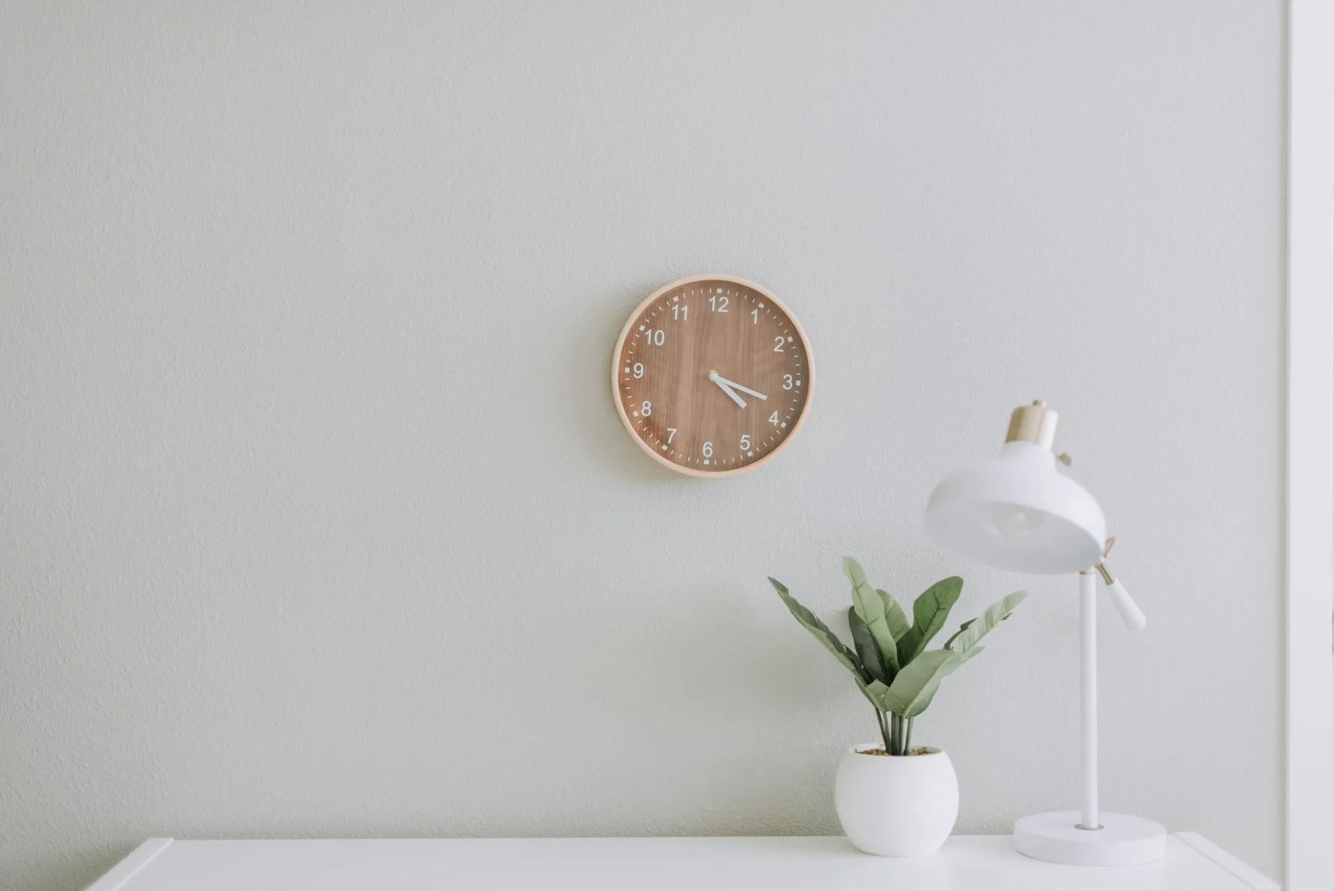 The Benefits of Using a Minimalist Clock for Mindfulness Practices